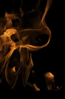 Plain Colored Background Wallpaper Drucke: Dramatic flames against A dark background