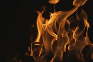 Plain Colored Background Wallpaper Drucke: Dramatic flames against A dark background