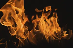 Dark Background Flames Drucke: Dramatic flames against A dark background