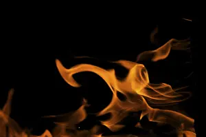 Plain Colored Background Wallpaper Drucke: Dramatic flames against A dark background
