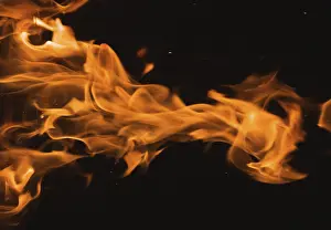 Dark Background Flames Drucke: Dramatic flames against A dark background