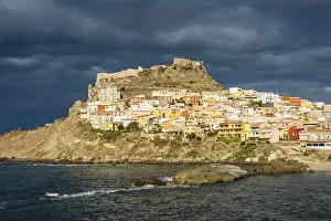 Rocky Coastal Area Drucke: Dramatic light over the old town of Castelsardo