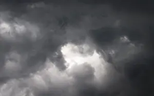 Cloudy Atmospheric Light Drucke: Dramatic lighting mood with dark thunderclouds