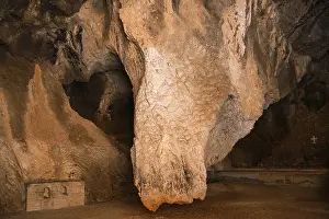 Greek Tourist Attraction Drucke: Dramatic limestone formation in a cave with strong textures