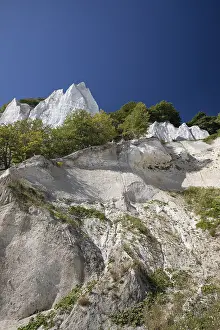 White Chalk Cliffs Drucke: A dramatic low-angle view looking up the steep