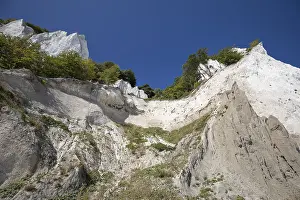 White Chalk Cliffs Drucke: A dramatic low-angle view looking up the steep