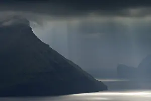 Deserted Atlantic Coast Drucke: Dramatic mood lighting, low clouds