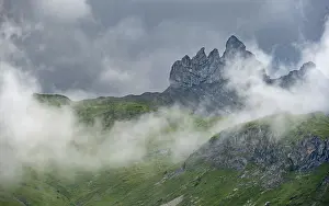 Cloudy Mountain Scenery Drucke: Dramatic mountain landscape with clouds
