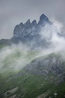 Dramatic Mountain Landscape Drucke: Dramatic mountain landscape with clouds