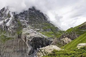 Cloudy Mountain Range Drucke: Dramatic mountain landscape covered in clouds