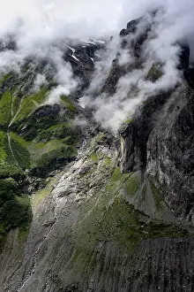 Cloudy Sky With Mountains Drucke: Dramatic mountain landscape covered in clouds