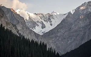 Glaciated Mountain Landscape Drucke: Dramatic mountains with glaciers