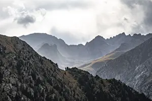 Deserted Mountain Valley Drucke: Dramatic mountains and rocks, mountain valley