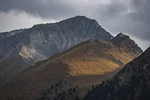 Kyrgyzstan Mountains Drucke: Dramatic mountains and rocks, mountain valley
