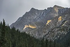 Mountainous Valley Scenery Drucke: Dramatic mountains and rocks, mountain valley