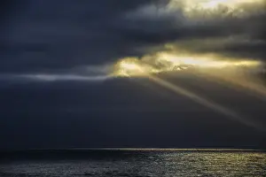 Uninhabited Coastal Scenery Drucke: Dramatic ocean view just in front of sunset