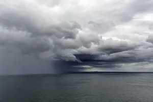 Nimbostratus Cloud Formations Drucke: Dramatic rain clouds over the sea