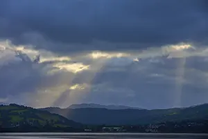 Drucke von Dramatische Strahlen des Lichts durch eine bewölkte Landschaft über einem See, Dingwall, Cromarty-Firth, Schottland, Vereinigtes Königreich, Großbritannien Cromarty Drucke: Dramatische Strahlen des Lichts durch einen bewölkten Landschaft über einem See.