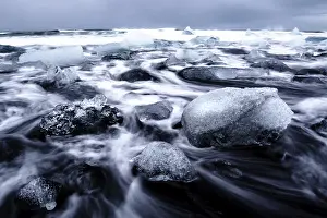 Northern Europe Coastline Drucke: Dramatic seascape with floating blocks of ice and wild waves