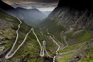 Dramatic Mountain Scenery Drucke: Dramatic serpentine road Trollstigen