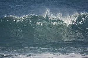 Morning Atmosphere Images Drucke: Dramatic shorebreak wave on a clear morning