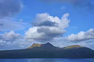 Dramatic Scottish Landscape Drucke: Dramatic sky with big clouds over a shadow-covered mountain