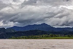 Overcast Sky Landscape Photo Drucke: Dramatic sky over mountains and riverbanks