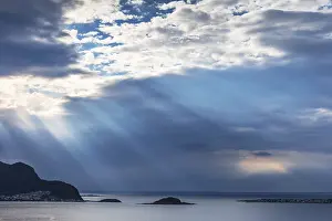 Light Beam Photography Drucke: Dramatic sky with sun rays over the sea