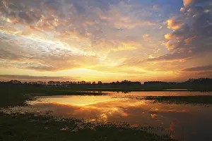 Idyllic German Countryside Drucke: Dramatic sky at sunset with reflection in flooded meadow