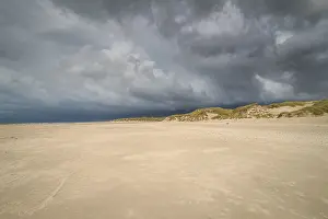 Cloudy Sky Over Dunes Drucke: Dramatic storm clouds over beach and dunes