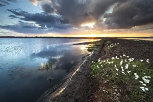 Northern Germany Scenery Drucke: Dramatic stormy sky over big lake at sunset
