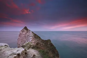 Steep Cliff Coastal Scene Drucke: Dramatic sunrise over Atlantic ocean and cliffs