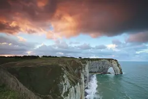 Normandy Coastal Landscape Drucke: Dramatic sunrise over cliff in ocean