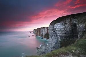 Etretat Rock Formations Drucke: Dramatic sunrise over cliffs in Atlantic ocean