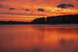 Frozen Lake Landscape Drucke: A dramatic sunset over a still