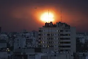 Symbolic Climate Crisis Image Drucke: Dramatic sunset over a big city