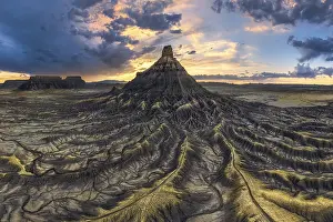 US American Nature Landscapes Drucke: Dramatic sunset casts vibrant colors over the unique
