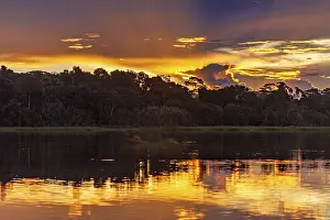 Dramatic Cloudy Skies Drucke: Dramatic sunset with clouds over a river in the Amazon