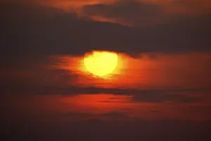 Dramatic European Skies Drucke: Dramatic sunset behind clouds, Schleswig-Holstein