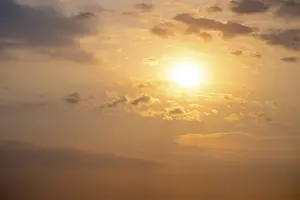 Cloudy Desert Landscape Drucke: Dramatic sunset with clouds and sun