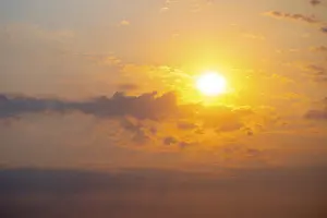 Etosha National Park Namibia Drucke: Dramatic sunset with clouds and sun