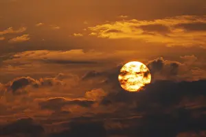 Etosha National Park Drucke: Dramatic sunset with clouds and sun