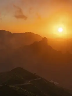 Dramatic Evening Sky Drucke: Dramatic sunset envelops Roque Nublo