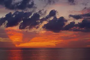 Cloudy Atmospheric Light Drucke: Dramatic sunset on the Gulf of Mexico