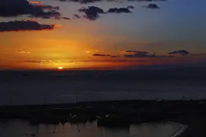 Dramatic Ocean Views Drucke: Dramatic sunset over the ocean with intense colors in the sky