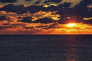 North Sea Germany Drucke: Dramatic sunset at the sea, sunbeams behind clouds