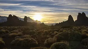 Spanish Mountainous Region Drucke: Dramatic sunset with silhouetted rocks against cloudy sky