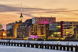 Drucke von Dramatischer Sonnenuntergang auf der Spree in Berlin mit dem Fernsehturm im Hintergrund Berlin Drucke: Dramatischer Sonnenuntergang auf der Spree in Berlin mit dem Fernsehturm im Hintergrund.