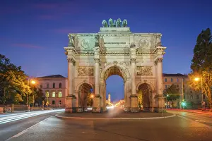 Dramatic Evening Light Drucke: Dramatic twilight view of the Siegestor monument in Munich