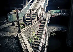 Desolate Urban Landscape Drucke: Dramatic view of damaged escalators in abandoned building